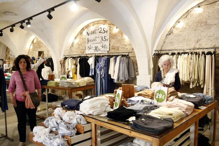 Interior d'una antiga adoberia d'Igualada on s'hi ha instal·lat una marca de moda. 9 de maig de 2018. ACN