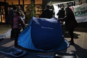 Una acampada a les portes del departament d'Educació escalfa l'inici de cinc dies de vaga . ACN