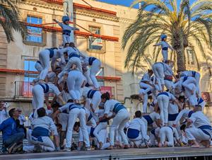 Els Falcons de Vilanova recuperen la pira aixecada per sota per la diada de Sant Jordi