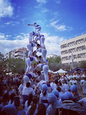 Els Falcons de Vilanova recuperen la pira aixecada per sota per la diada de Sant Jordi