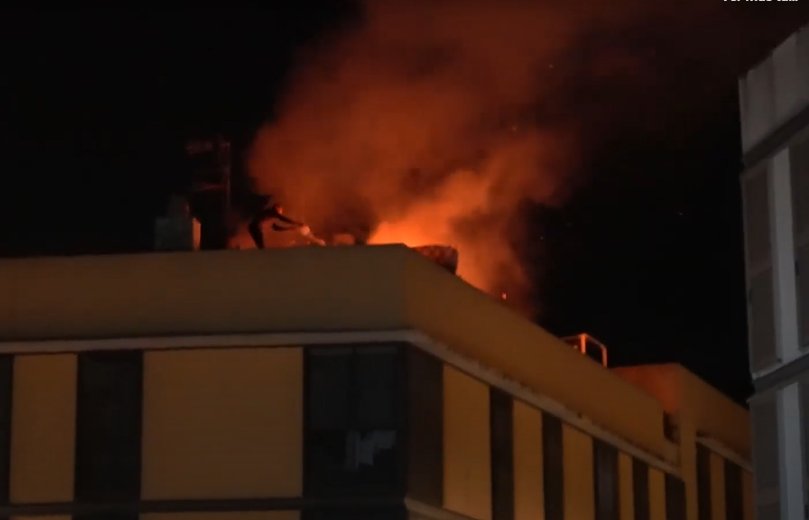 Espectacular incendi en un edifici del barri de la Geltrú. EIX