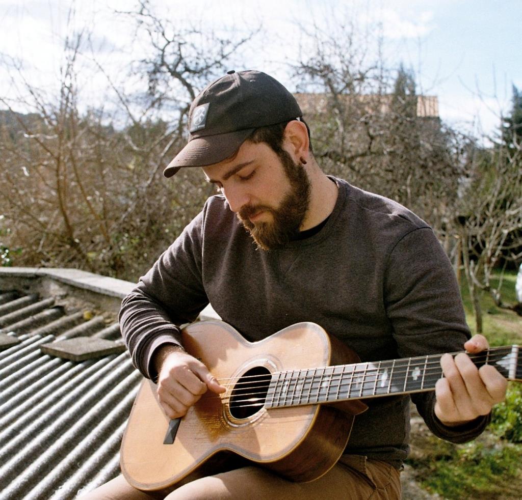 Gabriel Kazz, el cantautor de Gelida, estrena el seu primer single en català “Temps”. EIX