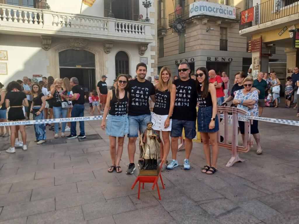 La Capta de la Festa Major recorre els carrers de Vilafranca amb el programa, l’estampa i l’obsequi . Ajuntament de Vilafranca