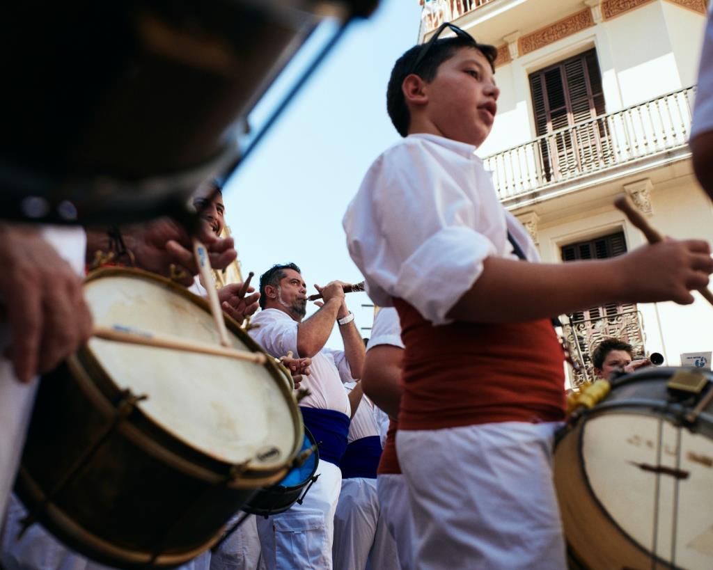 La vigília de Sant Bartomeu esclata a Sitges amb la música de les gralles i la sortida de les dues. Ajuntament de Sitges