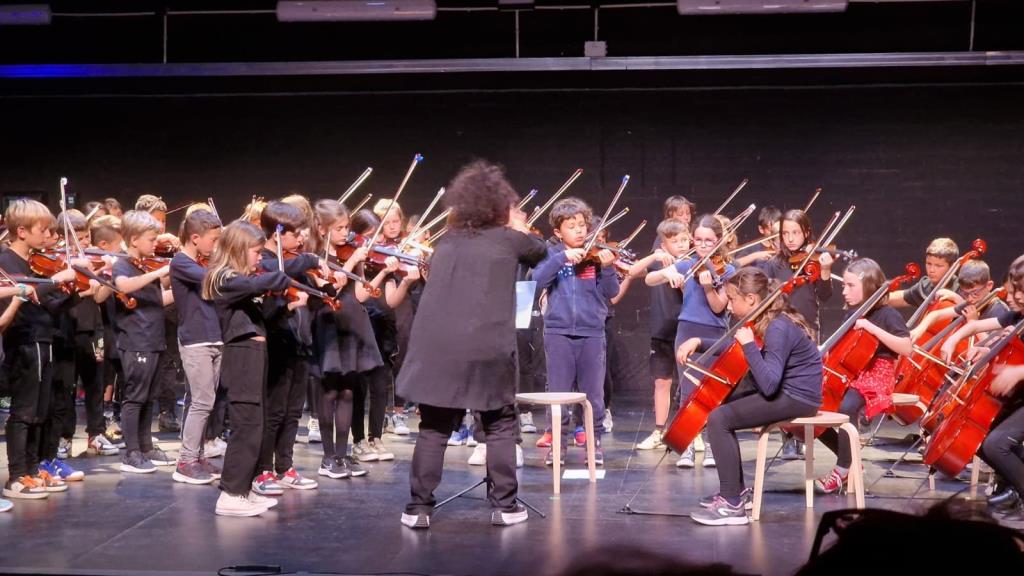 300 estudiants omplen l'escenari de música i emocions al concert de clausura del Projecte Cordes a Sant Pere de Ribes. Ajt Sant Pere de Ribes