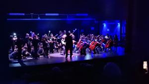 300 estudiants omplen l'escenari de música i emocions al concert de clausura del Projecte Cordes a Sant Pere de Ribes