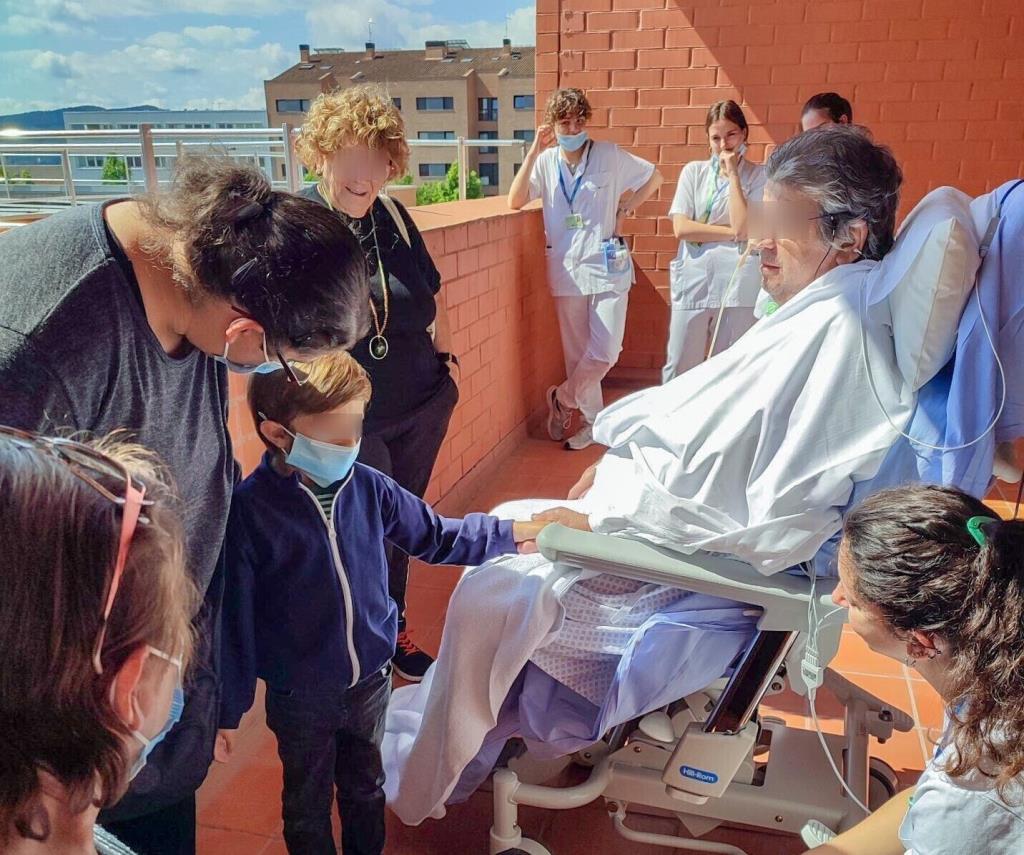 Acció inèdita a l’Hospital d’Igualada: treuen un pacient de l’UCI a la terrassa perquè es pugui reunir amb el seu net. Hospital d'Igualada