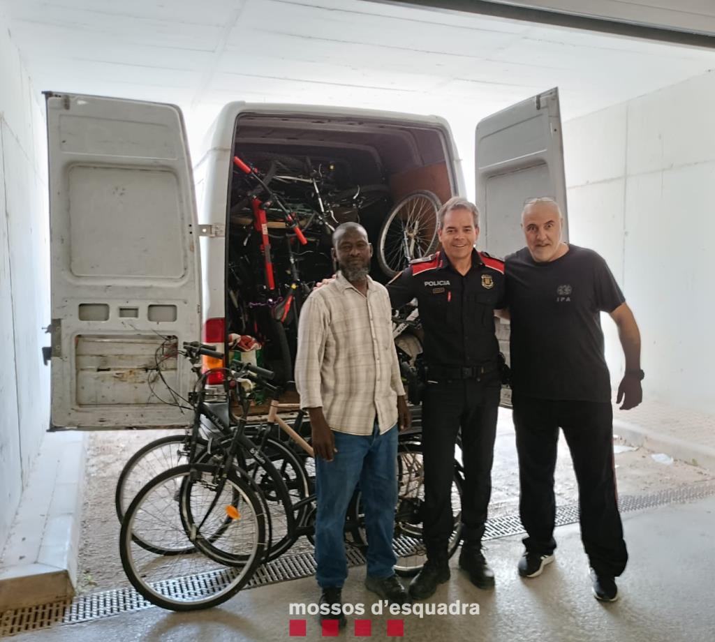 Agents dels Mossos del Garraf lliuren 22 bicicletes i dos patinets a l'organització IPA Vallès Occidental per a Gàmbia. Mossos d'Esquadra