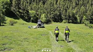 Agents Rurals durant la inspecció d'un vehicle aparcat al Parc Natural de l'Alt Pirineu. ACN