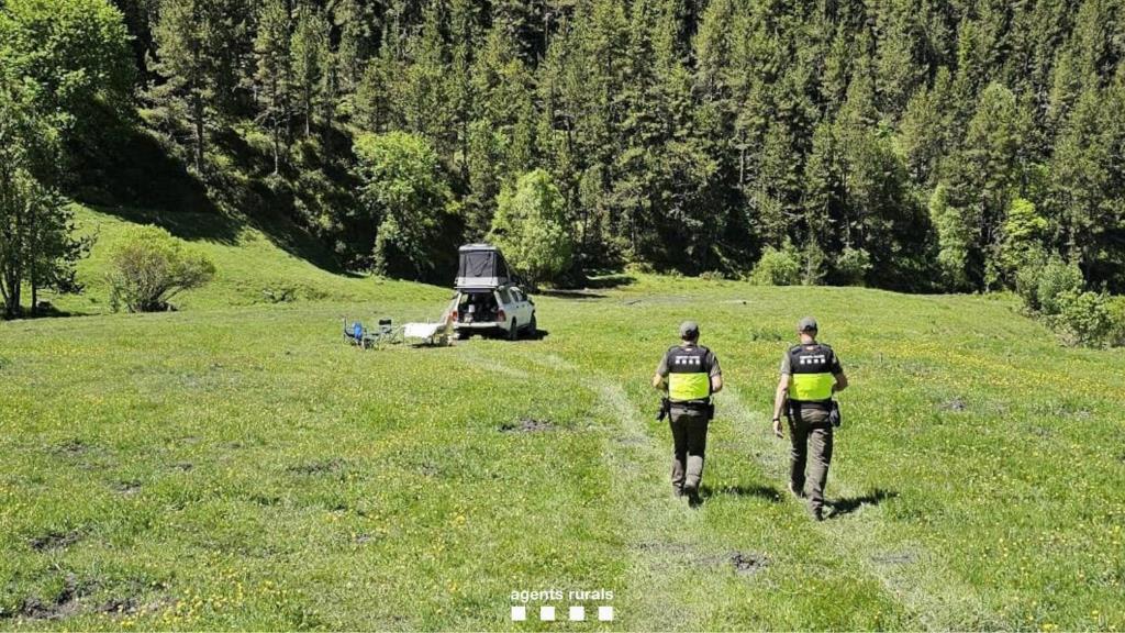 Agents Rurals durant la inspecció d'un vehicle aparcat al Parc Natural de l'Alt Pirineu. ACN