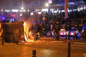 Aldarulls i barricades de foc a l'entorn del recinte del Camp Nou, el 18 de desembre del 2019. ACN