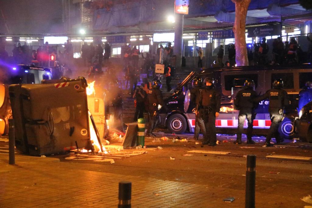 Aldarulls i barricades de foc a l'entorn del recinte del Camp Nou, el 18 de desembre del 2019. ACN