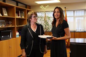 Anna Simó i Esther Niubó oficialitzen el traspàs de cartera d'Educació. ACN / Blanca Blay