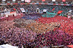 Arrenca la final del Concurs de Castells amb les dotze millors colles del moment. ACN