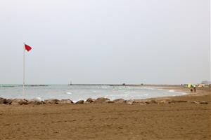 Bandera vermella a les platges de Cubelles, Cunit i Calafell pel mal estat de la mar. ACN