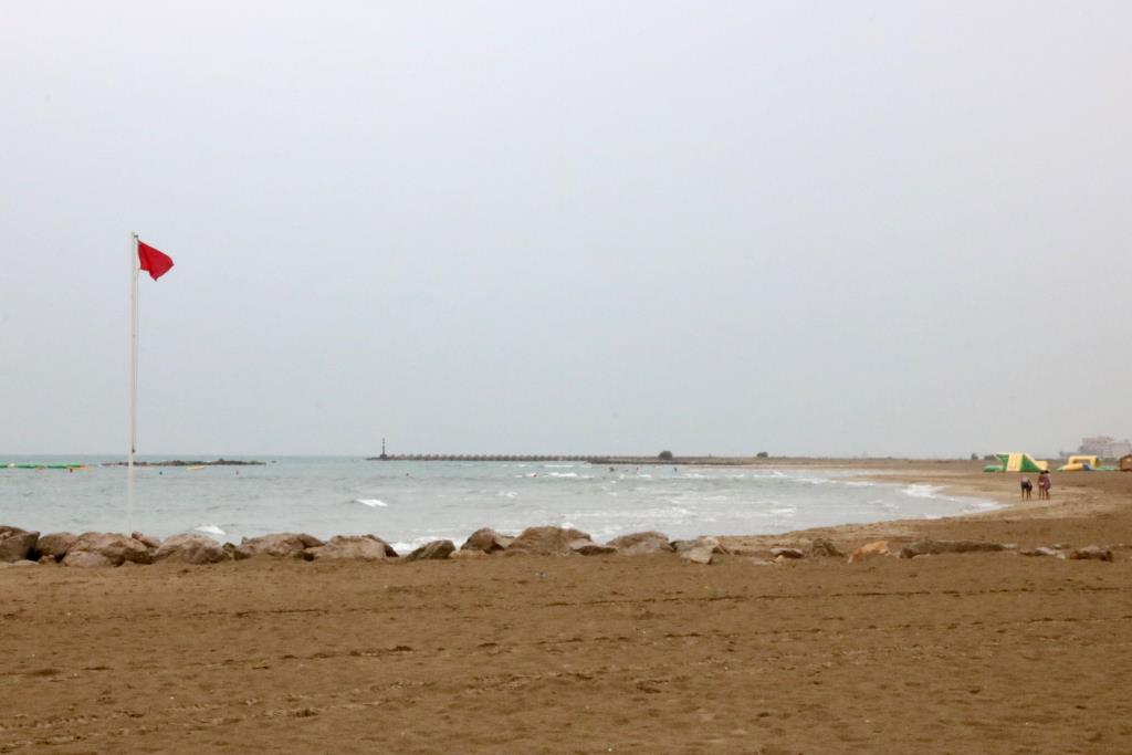 Bandera vermella a les platges de Cubelles, Cunit i Calafell pel mal estat de la mar. ACN