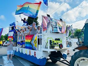 Canyelles celebra amb èxit la seva primera desfilada de l'Orgull LGTBI+. Ajuntament de Canyelles