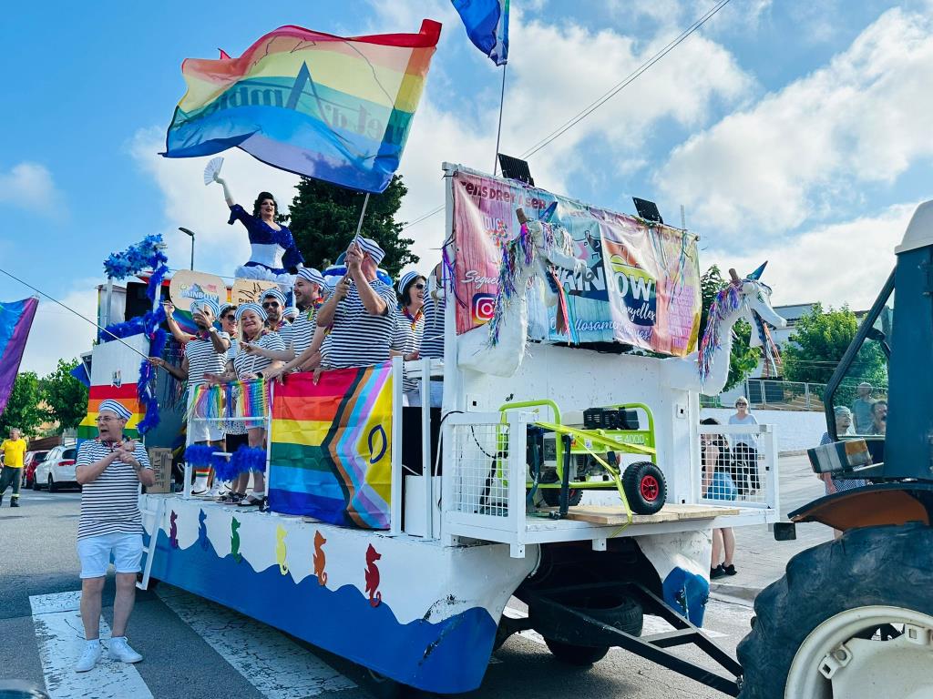 Canyelles celebra amb èxit la seva primera desfilada de l'Orgull LGTBI+. Ajuntament de Canyelles