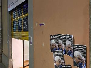 Cartells despectius sobre l'Alzheimer de Pasqual Maragall enganxats al costat d'una seu d'ERC a Barcelona . ACN