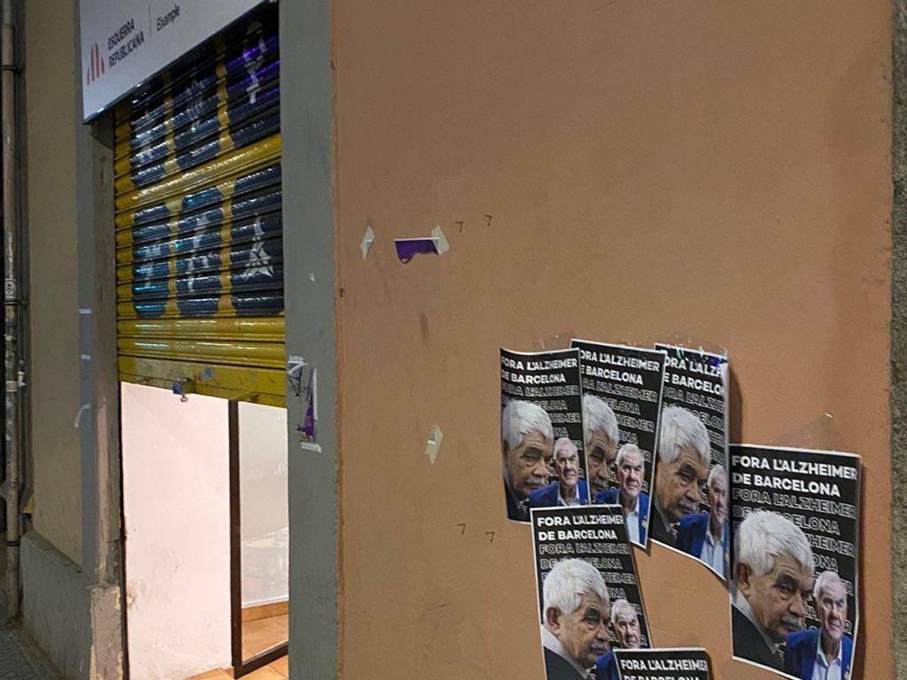 Cartells despectius sobre l'Alzheimer de Pasqual Maragall enganxats al costat d'una seu d'ERC a Barcelona . ACN