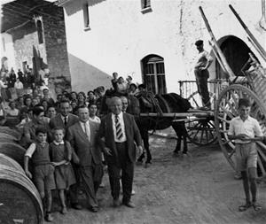 Charlie Rivel passejant pel poble al costat de l’alcalde Joan Albet. Arxiu d’Antoni Pineda