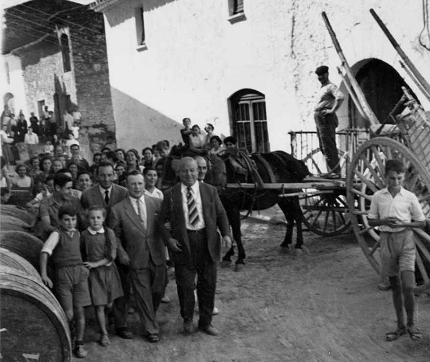 Charlie Rivel passejant pel poble al costat de l’alcalde Joan Albet. Arxiu d’Antoni Pineda