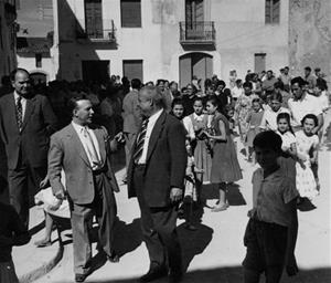 Charlie Rivel passejant pel poble al costat de l’alcalde Joan Albet