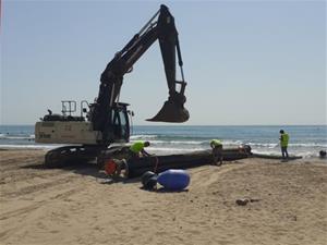 Comença la regeneració de la platja del Far, amb l'aportació de sorra de la draga. Ajuntament de Vilanova