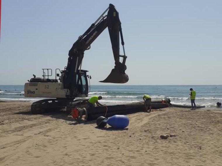 Comença la regeneració de la platja del Far, amb l'aportació de sorra de la draga. Ajuntament de Vilanova