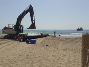 Comença la regeneració de la platja del Far, amb l'aportació de sorra de la draga