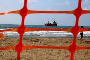 Comença l’aportació de sorra a les platges urbanes de Sitges mentre el sector turístic reclama solucions estructurals. ACN