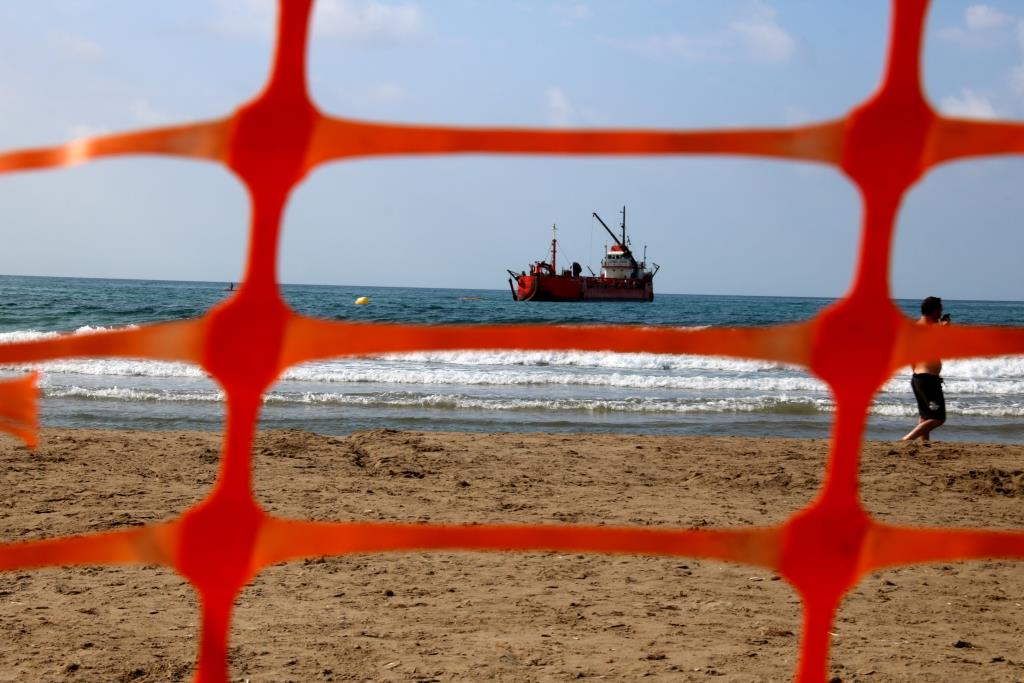 Comença l’aportació de sorra a les platges urbanes de Sitges mentre el sector turístic reclama solucions estructurals. ACN