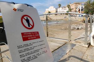 Comença l’aportació de sorra a les platges urbanes de Sitges mentre el sector turístic reclama solucions estructurals