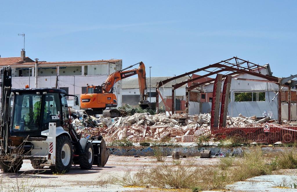 Comença l'enderroc de les naus abandonades de la Rambla del Garraf. Ajt Sant Pere de Ribes