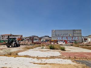 Comença l'enderroc de les naus abandonades de la Rambla del Garraf