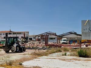 Comença l'enderroc de les naus abandonades de la Rambla del Garraf