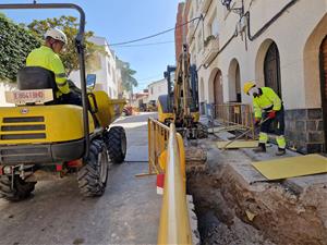 Comencen les obres de renovació de la xarxa d'aigua potable del carrer del Palou de Ribes. Ajt Sant Pere de Ribes