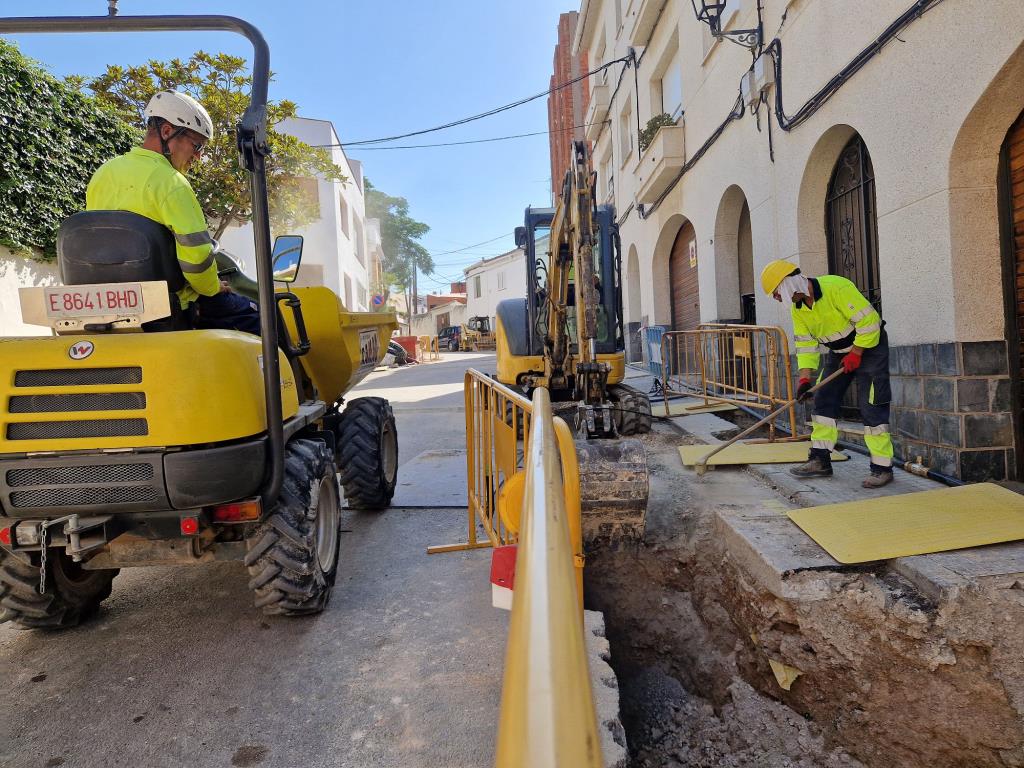 Comencen les obres de renovació de la xarxa d'aigua potable del carrer del Palou de Ribes. Ajt Sant Pere de Ribes