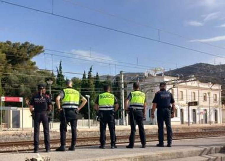 Controls conjunts dels Mossos i vigilants de Renfe a l'estació de Garraf. Mossos d'Esquadra