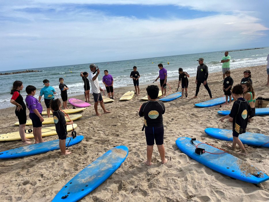 Cubelles impulsa la igualtat a través del surf: una quarantena d'infants s'inicien en aquest esport. Ajuntament de Cubelles