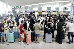 Cues als taulells de facturació de la T1 de l'Aeroport del Prat . ACN / Jordi Pujolar