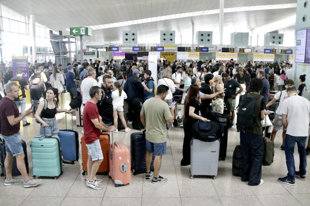 Cues als taulells de facturació de la T1 de l'Aeroport del Prat . ACN / Jordi Pujolar