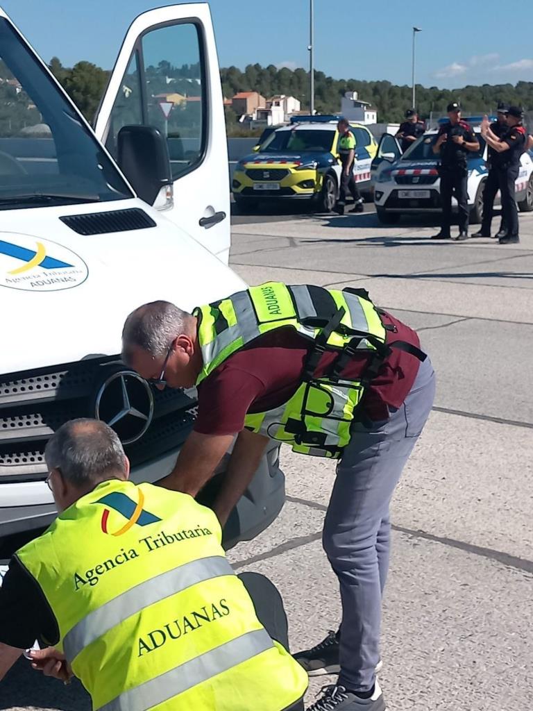 Denunciades cinc persones per irregularitats en la càrrega de camions en controls a la C-32 a l'altura del Vendrell. ACN