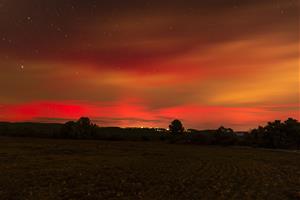 Descomunal espectacle aquesta nit a la 1.30 hores amb la barreja de aurora boreal i núvols alts. Xavi Navas