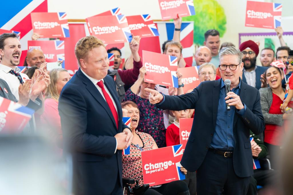 El líder laborista, Keir Starmer, amb el micròfon a la mà durant la campanya electoral del 4 de juliol a Londres. ACN