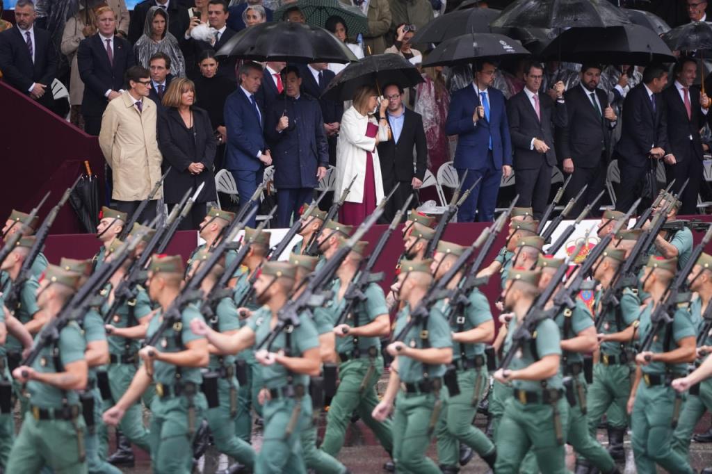 El president de la Generalitat, Salvador Illa, juntament amb altres autoritats durant la desfilada del 12-O . ACN / Javier Barbancho