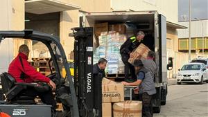 El Vendrell es solidaritza amb València enviant un tràiler i dos camions plens de material. Ajuntament de Vilanova