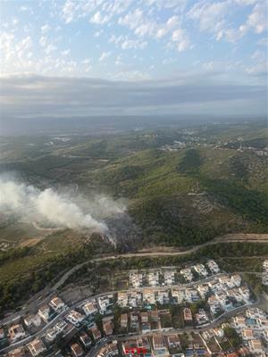 Els bombers estabilitzen un incendi forestal a Calafell