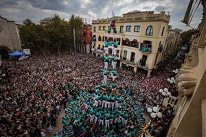 Els Castellers de Vilafranca descarreguen el 4 de 10 amb folre i manilles en un Tots Sants passat per aigua. ACN