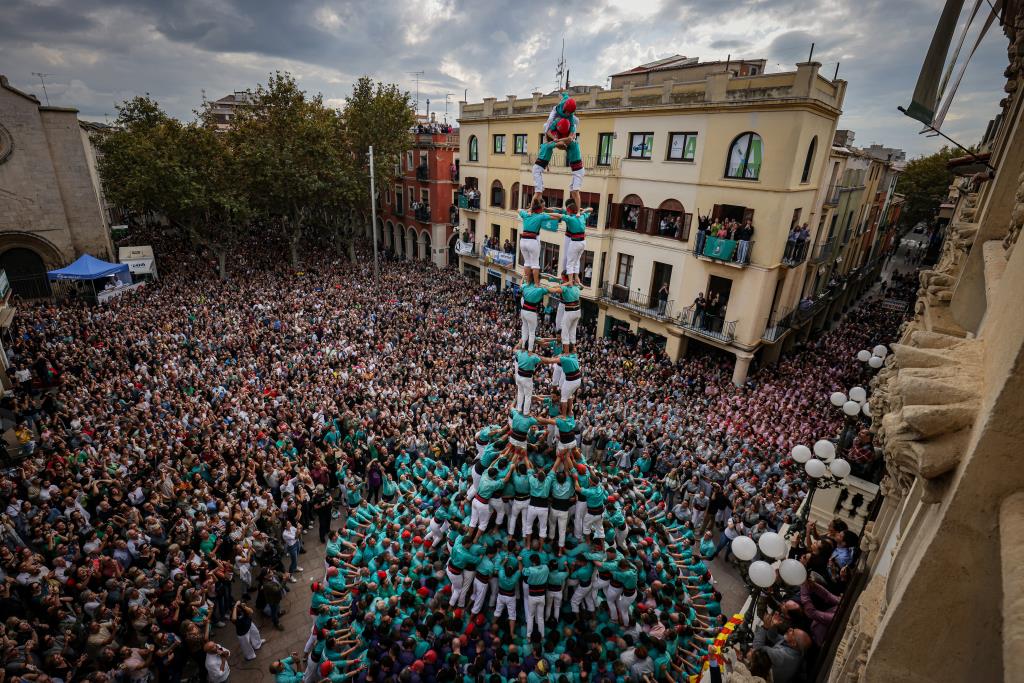 Els Castellers de Vilafranca descarreguen el 4 de 10 amb folre i manilles en un Tots Sants passat per aigua. ACN